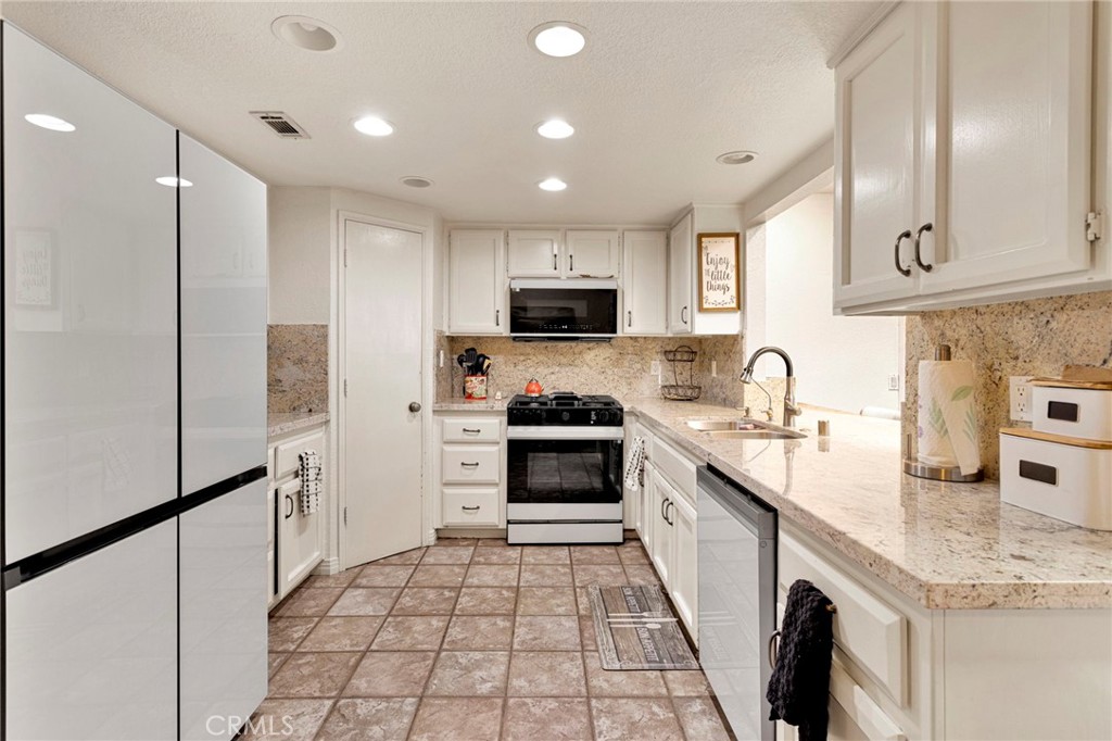 14185 Cuyamaca Road Apple Valley, CA 92307 - Photo 9 of 48