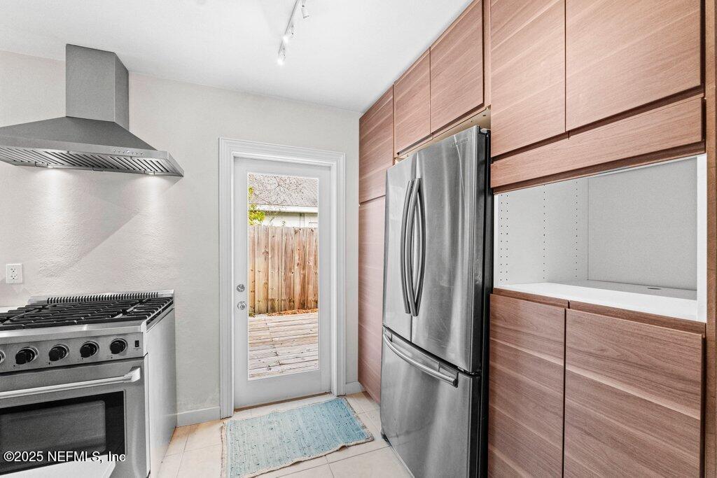 885 Seminole Road Atlantic Beach, FL 32233 - Photo 17 of 43 Kitchen/Back Door