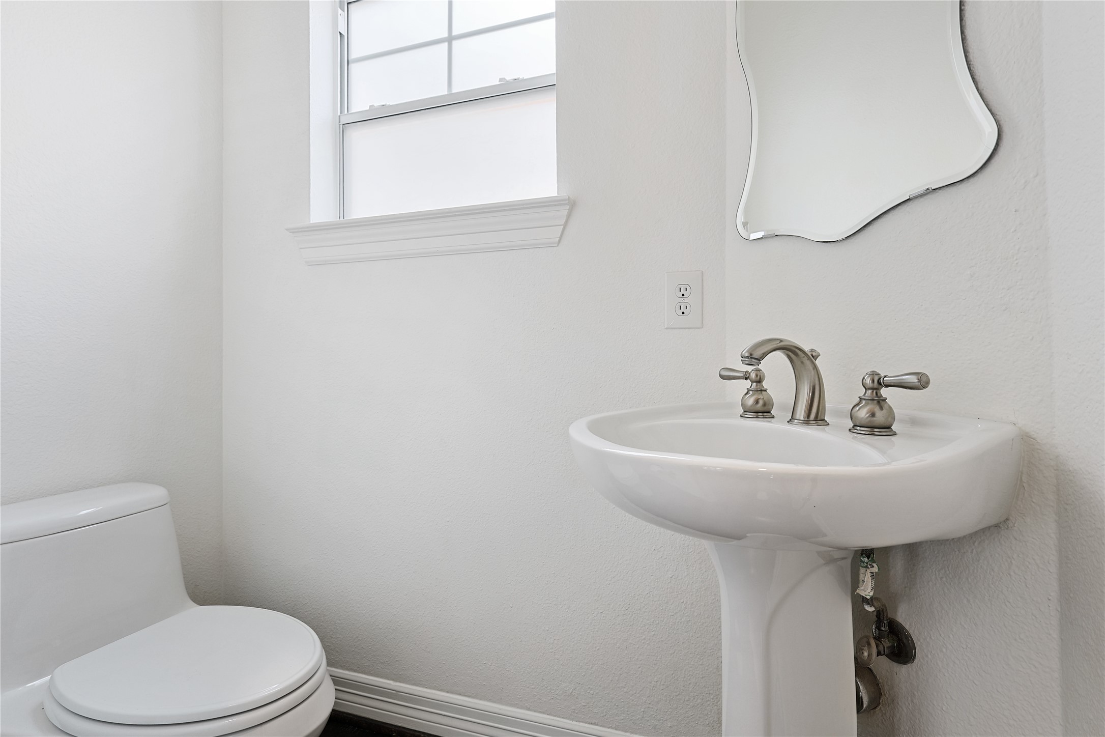 801 Knox Street Houston, TX 77007 - Photo 13 of 33 a bathroom with a sink a toilet and a mirror