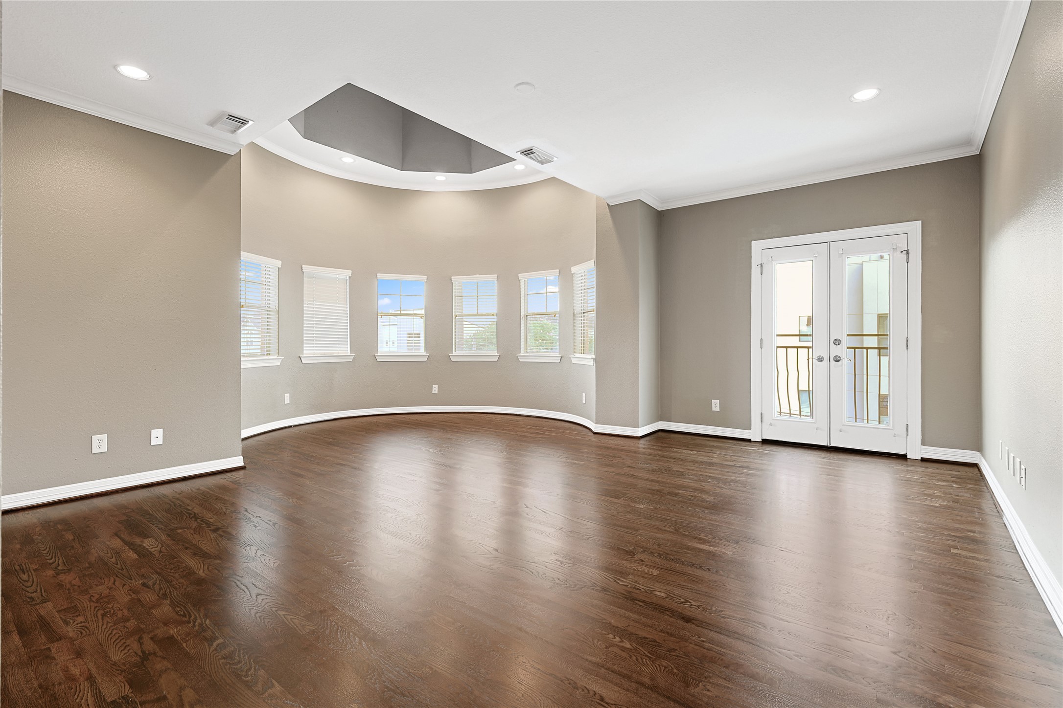 801 Knox Street Houston, TX 77007 - Photo 14 of 33 an empty room with wooden floor and windows
