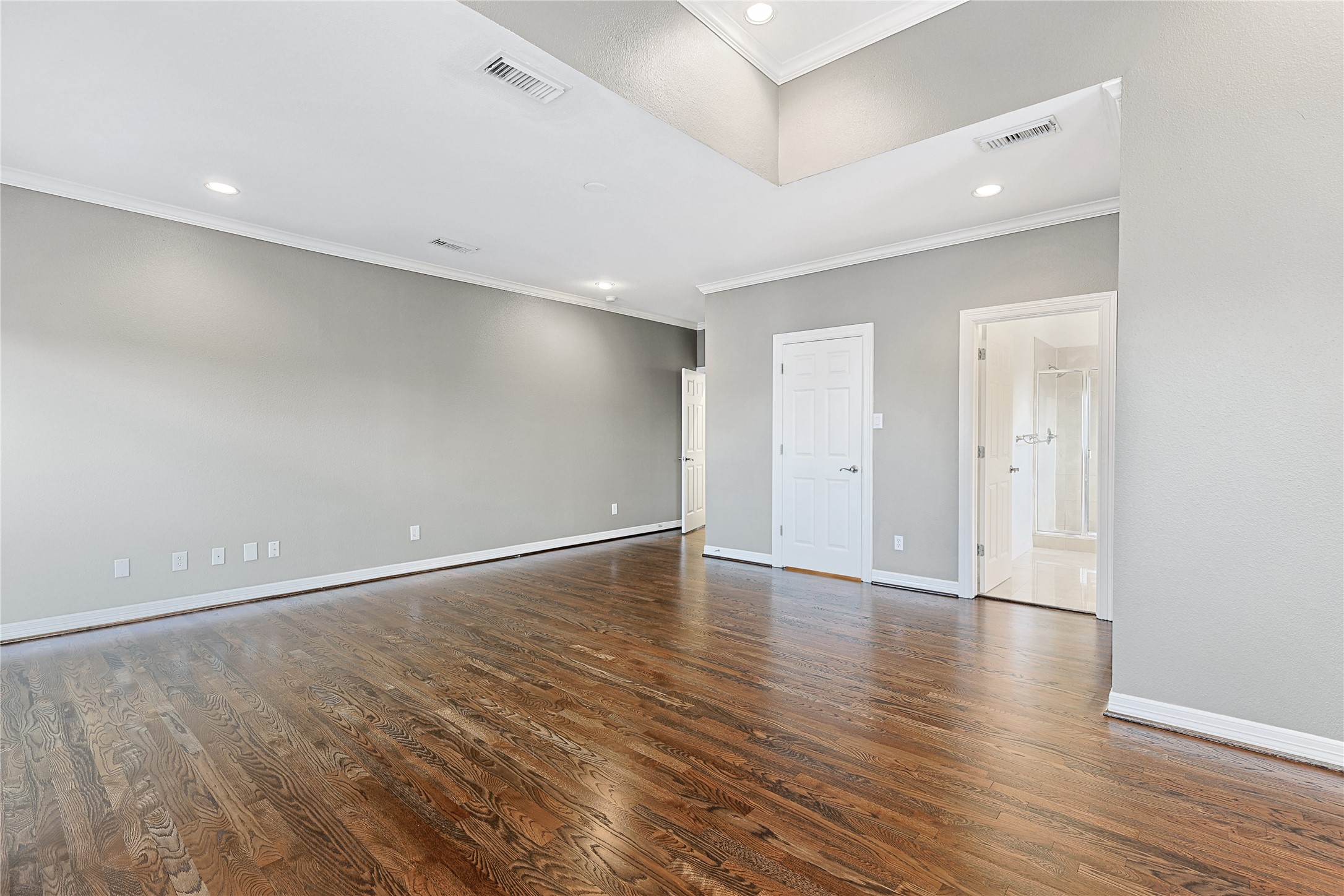 801 Knox Street Houston, TX 77007 - Photo 15 of 33 an empty room with wooden floor