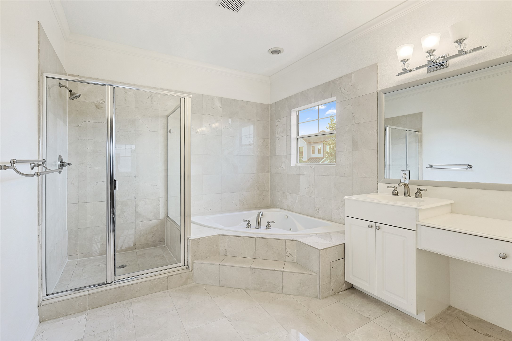 801 Knox Street Houston, TX 77007 - Photo 17 of 33 a bathroom with a tub a sink and mirror