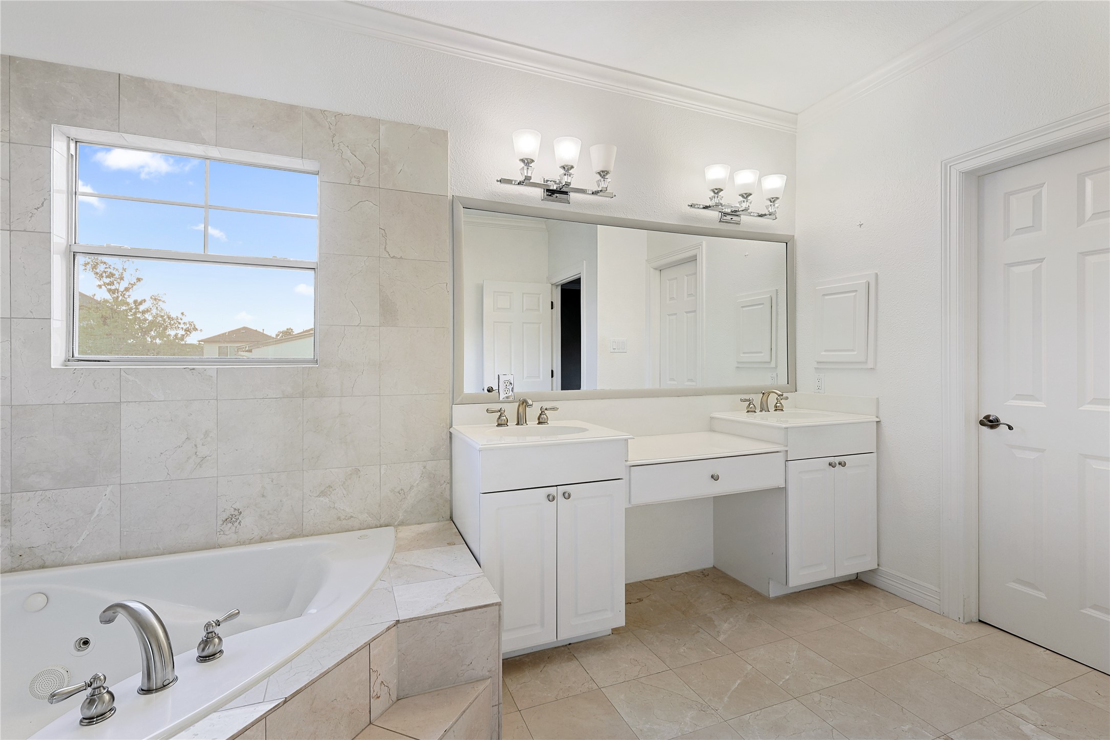 801 Knox Street Houston, TX 77007 - Photo 18 of 33 a bathroom with a double vanity sink mirror and bathtub