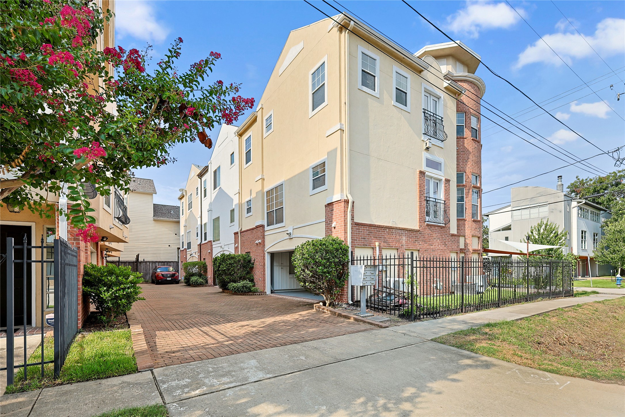 801 Knox Street Houston, TX 77007 - Photo 2 of 33 a view of a street with a building in the background