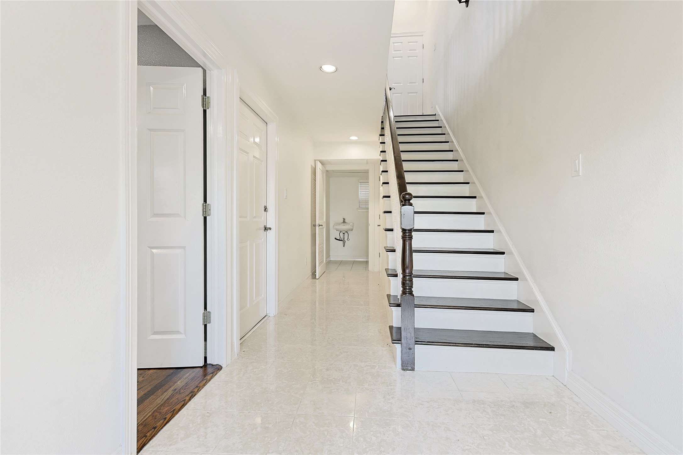 801 Knox Street Houston, TX 77007 - Photo 22 of 33 a view of entryway with wooden floor
