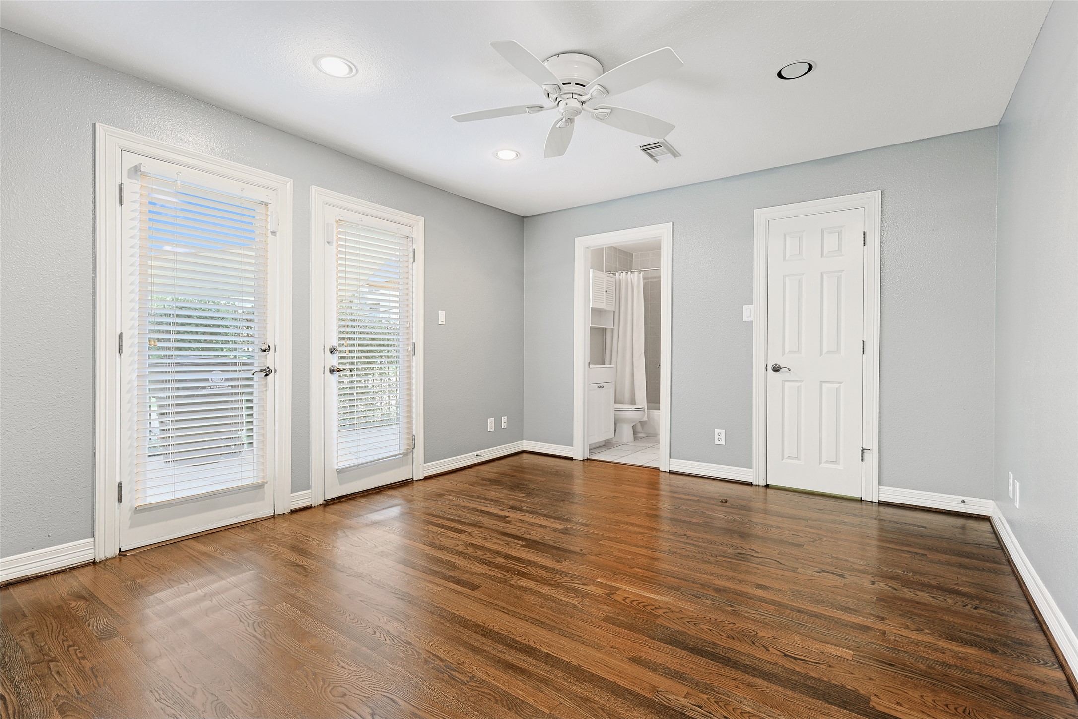 801 Knox Street Houston, TX 77007 - Photo 23 of 33 a view of an empty room with wooden floor
