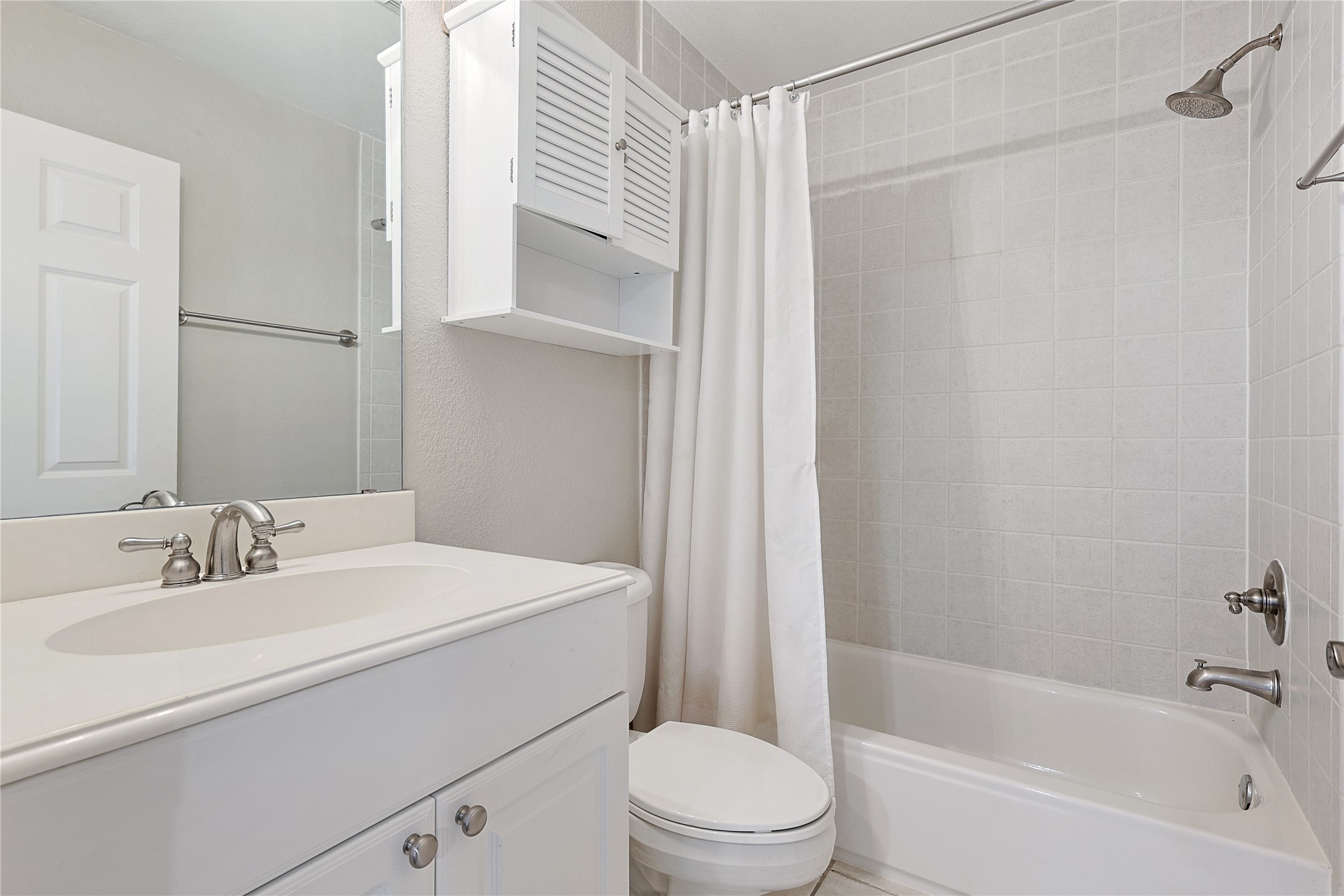 801 Knox Street Houston, TX 77007 - Photo 24 of 33 a bathroom with a sink toilet and shower