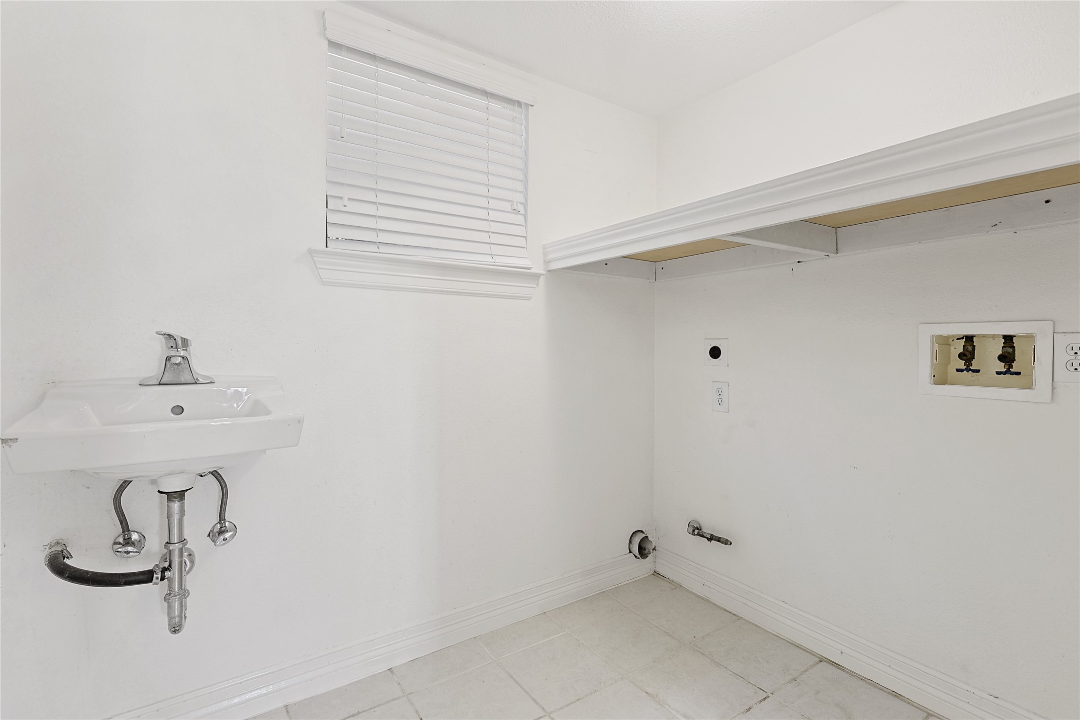 801 Knox Street Houston, TX 77007 - Photo 26 of 33 a bathroom with a sink
