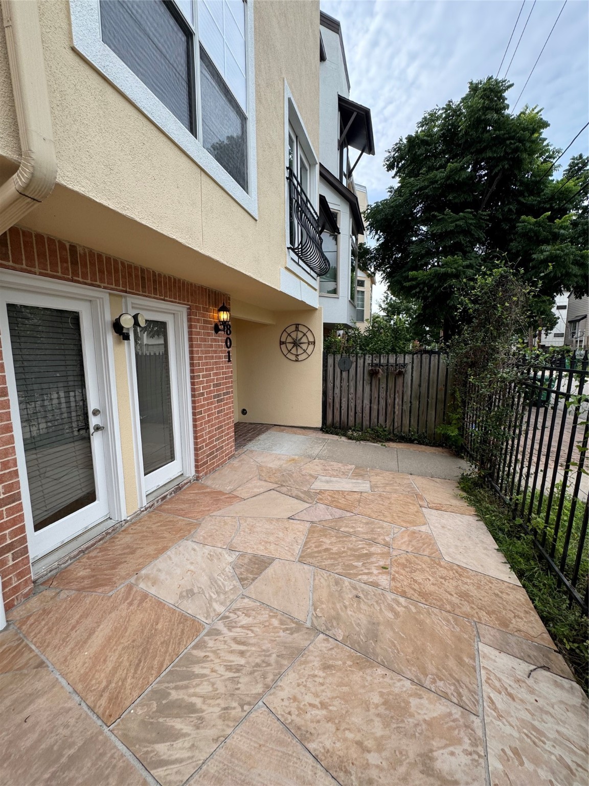 801 Knox Street Houston, TX 77007 - Photo 4 of 33 a view of a building with a pathway