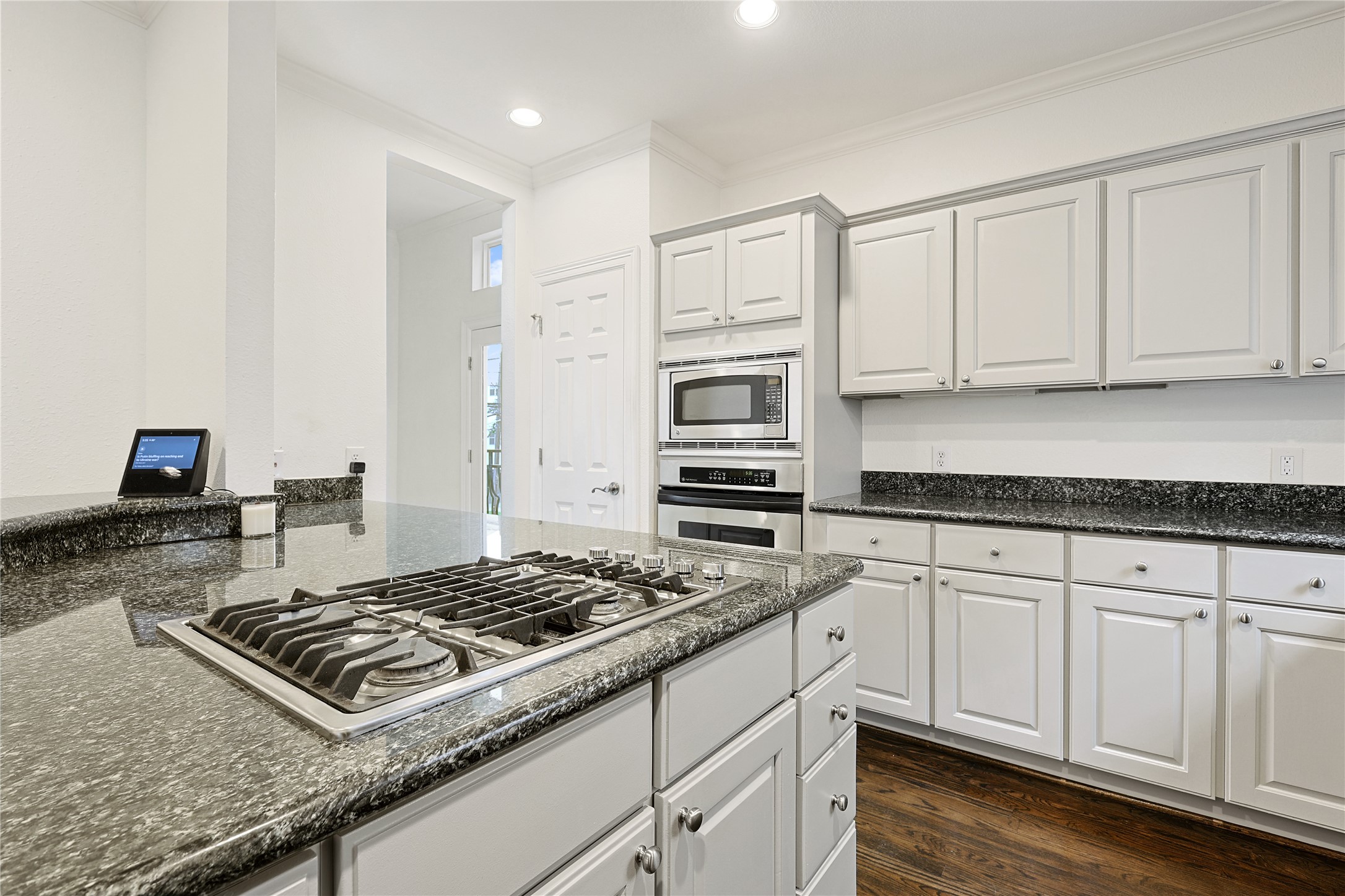 801 Knox Street Houston, TX 77007 - Photo 10 of 33 a kitchen with white cabinets and appliances