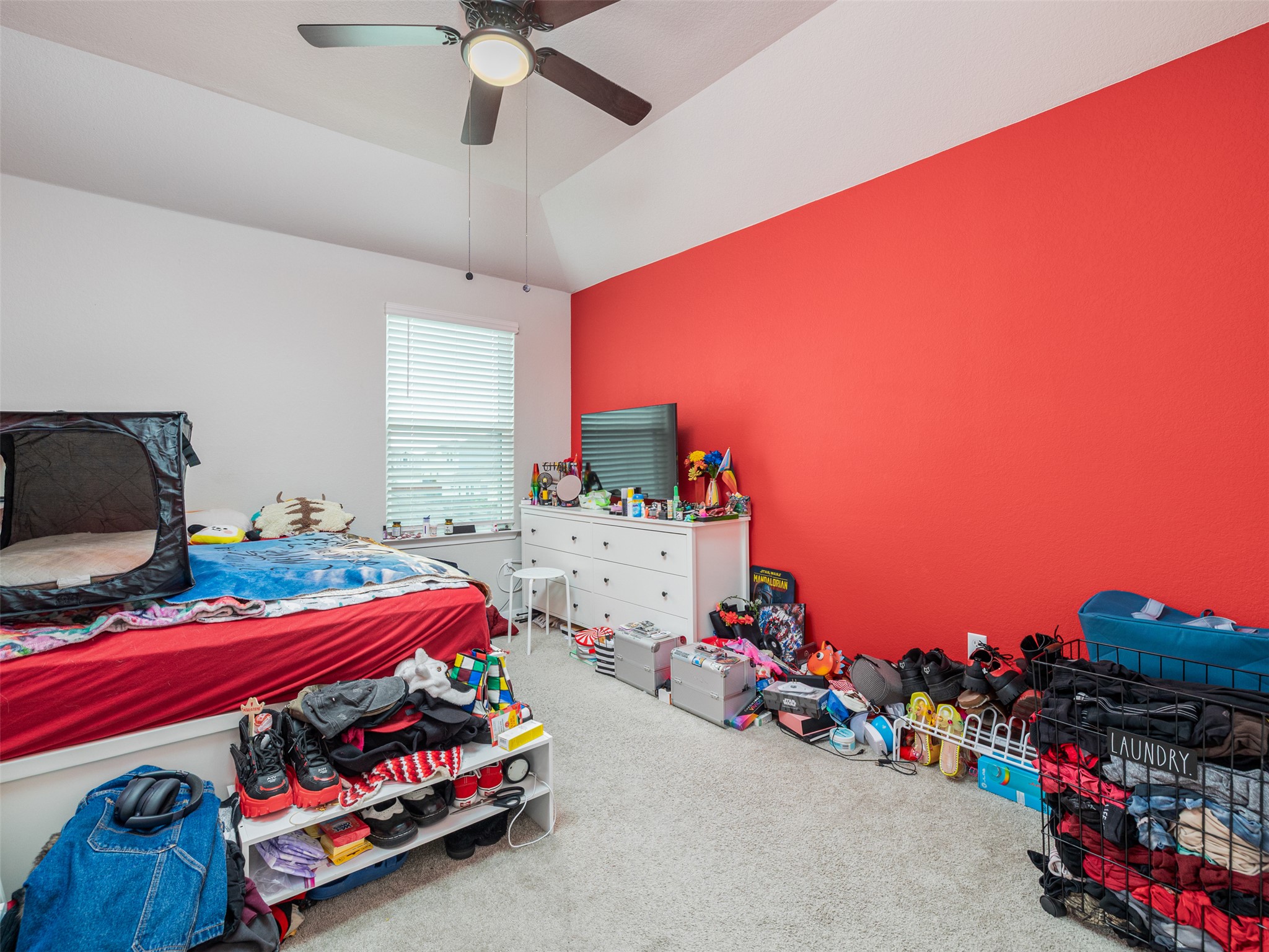 121 Graver Street Georgetown, TX 78626 - Photo 14 of 28 A well-lit bedroom provides comfortable living with a high vaulted ceiling and neutral-toned carpeting.