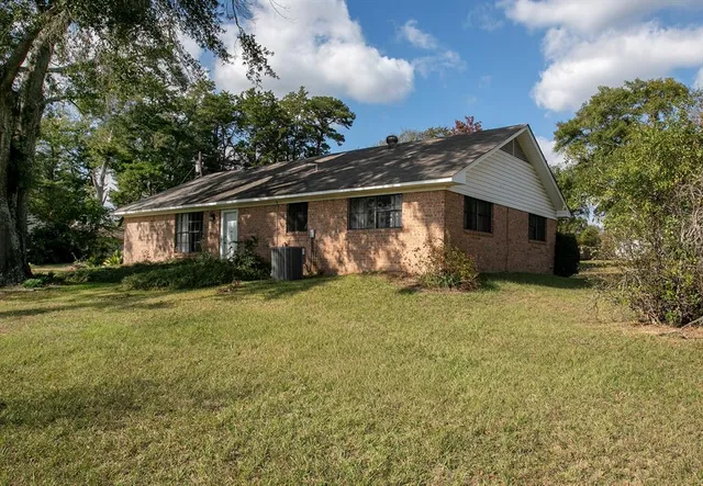 a view of a backyard with wooden floor