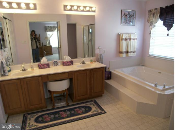 13603 Gentry Court Laurel, MD 20708 - Photo 20 of 21 Bath (Master)