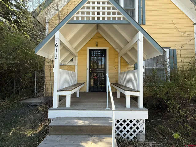 a view of entryway with a front door