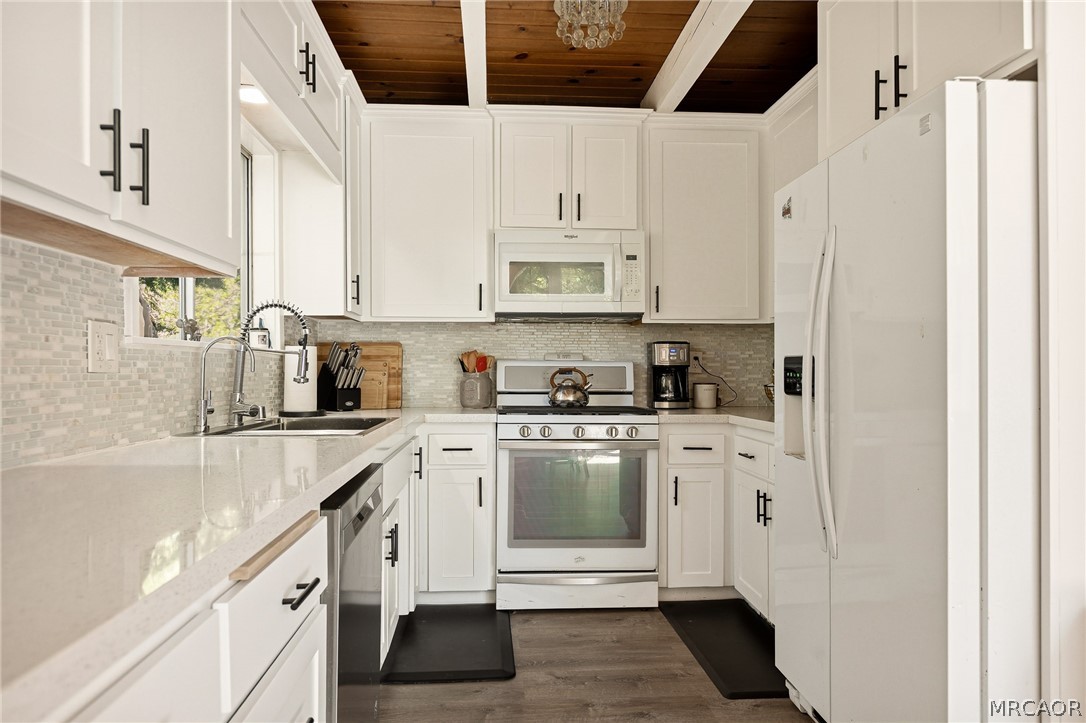 316 Pioneer Road Lake Arrowhead, CA 92352 - Photo 8 of 35 a kitchen with stainless steel appliances granite countertop a sink and cabinets