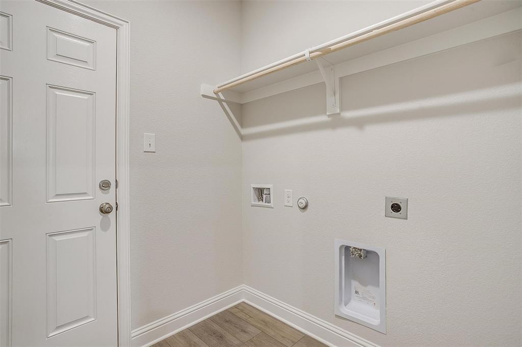 6819 Robert Reed Drive Arlington, TX 76001 - Photo 15 of 32 a view of a room with closet