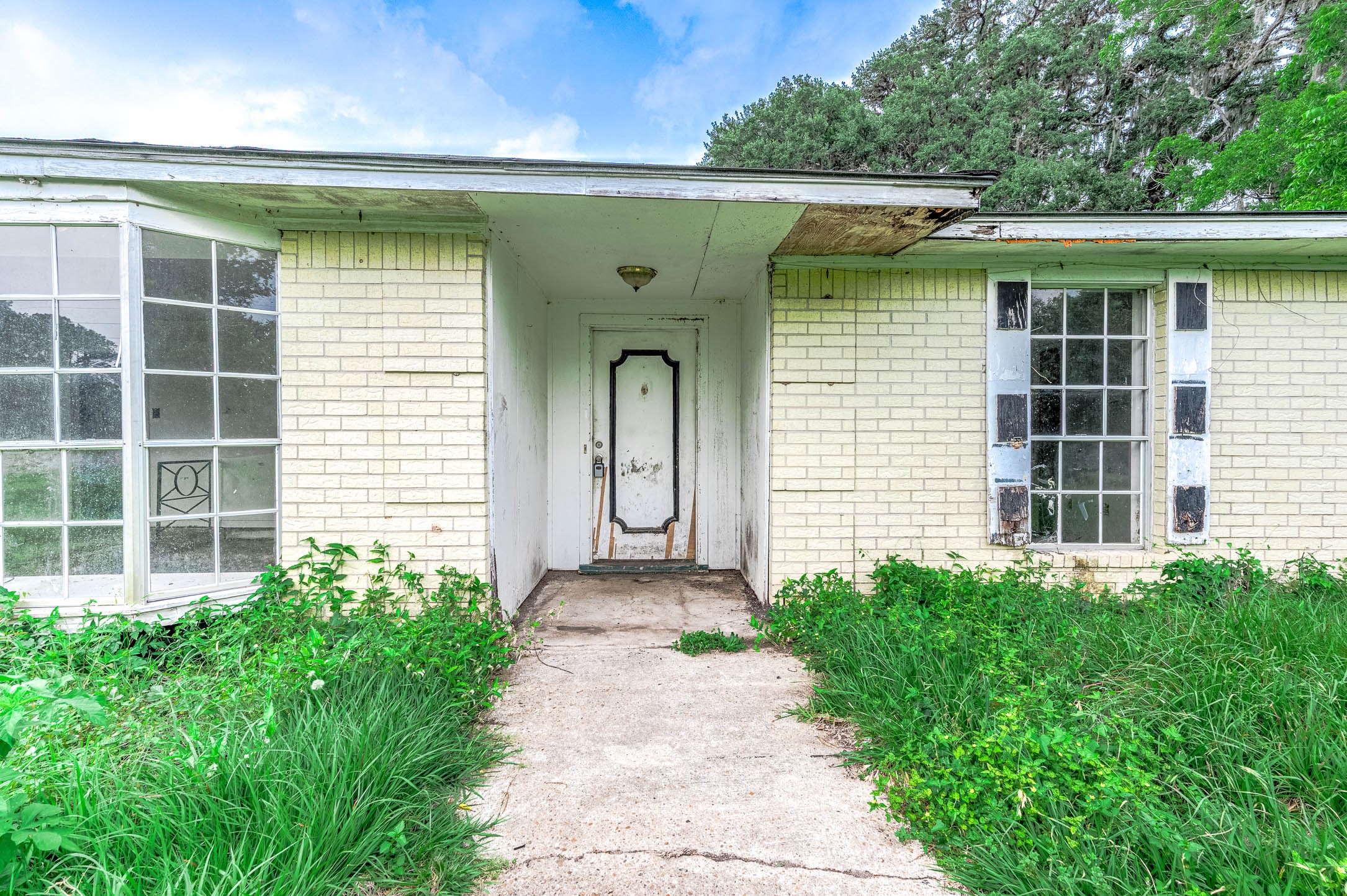 2719 Farm To Market 524 Road Sweeny, TX 77480 - Photo 2 of 20 a front view of a house with a garden