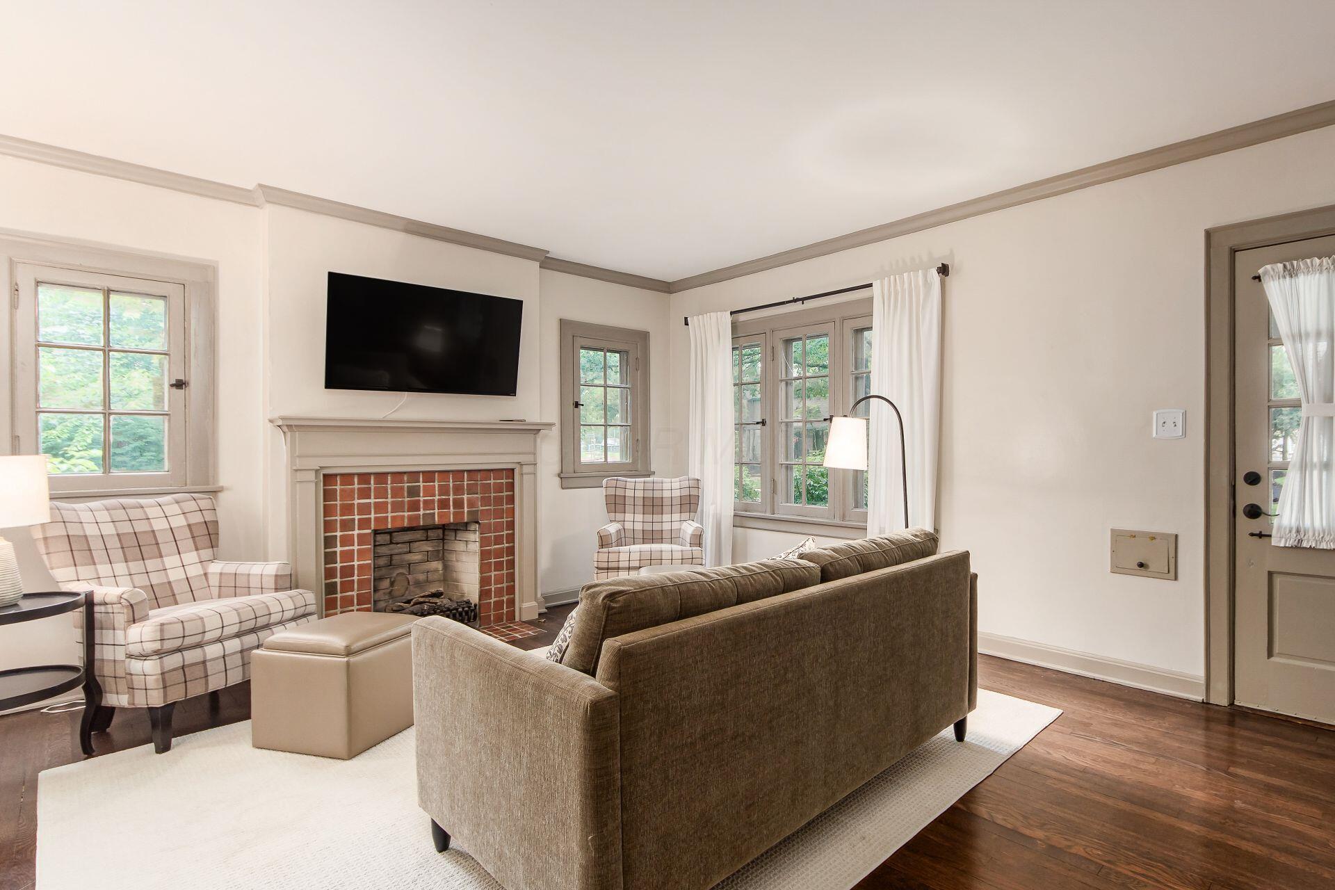 1896 Guilford Road Columbus, OH 43221 - Photo 5 of 42 Lots of Light