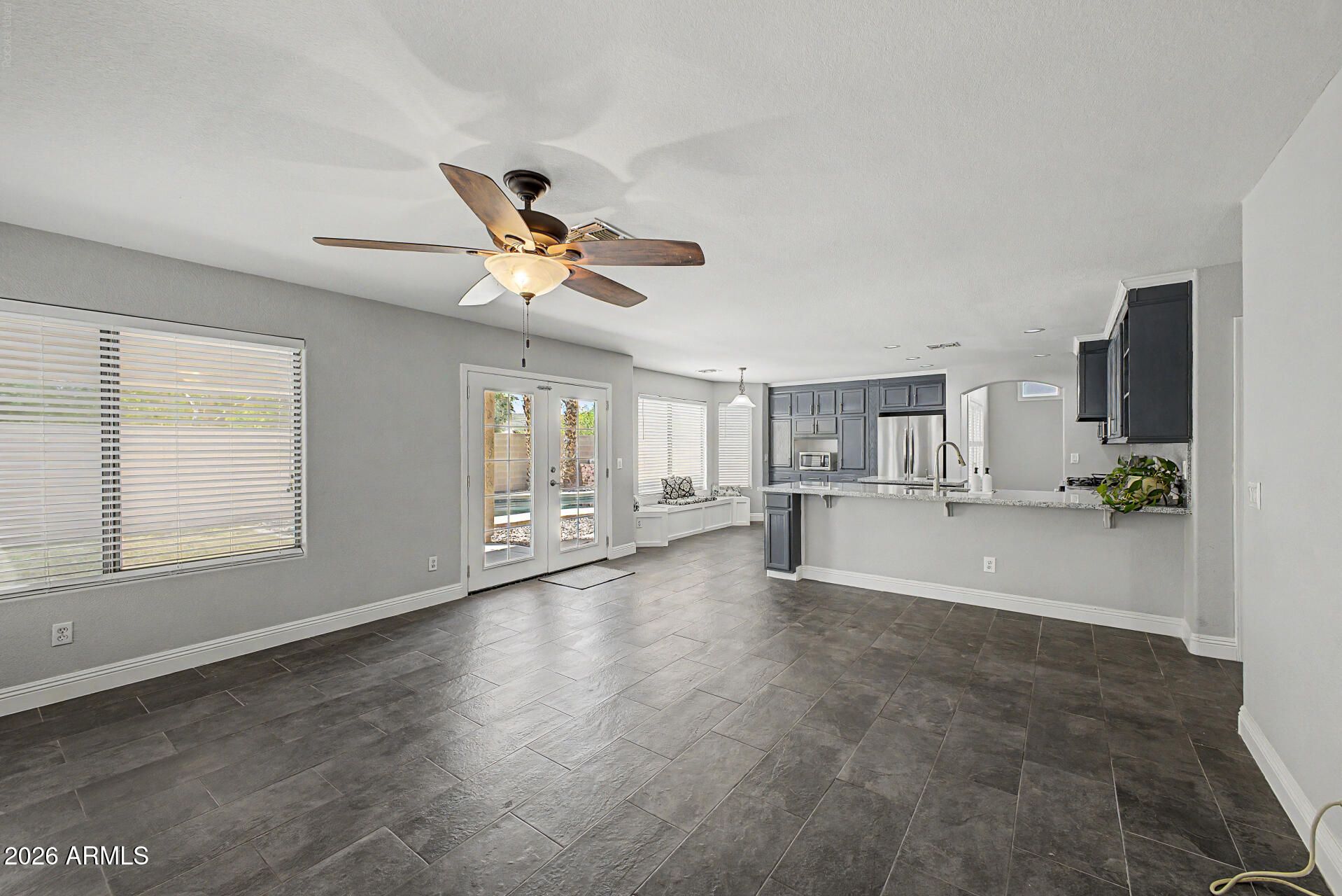 1098 South Roca Street Gilbert, AZ 85296 - Photo 16 of 57 FmlyRm2Ktchn_SE2NW