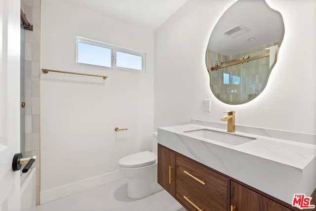 $3,200 | 6917 1/2 Hesperia Avenue, Reseda, CA 91335