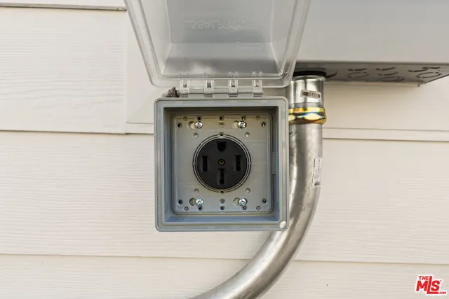 $3,200 | 6917 1/2 Hesperia Avenue, Reseda, CA 91335