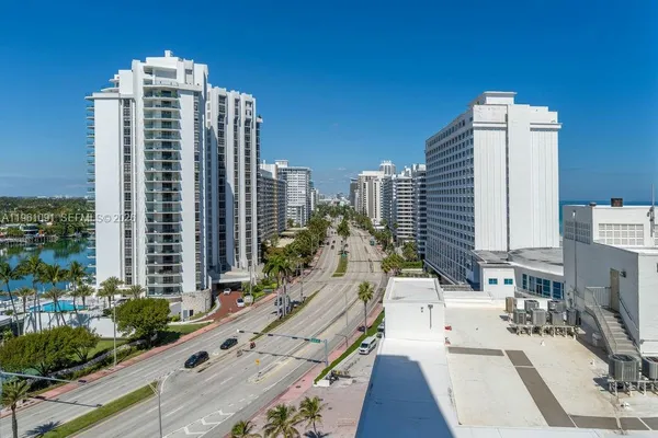 $5,950 | 5401 Collins Avenue, Unit 919, Miami Beach, FL 33140