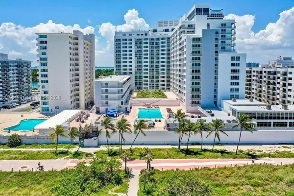$5,950 | 5401 Collins Avenue, Unit 919, Miami Beach, FL 33140