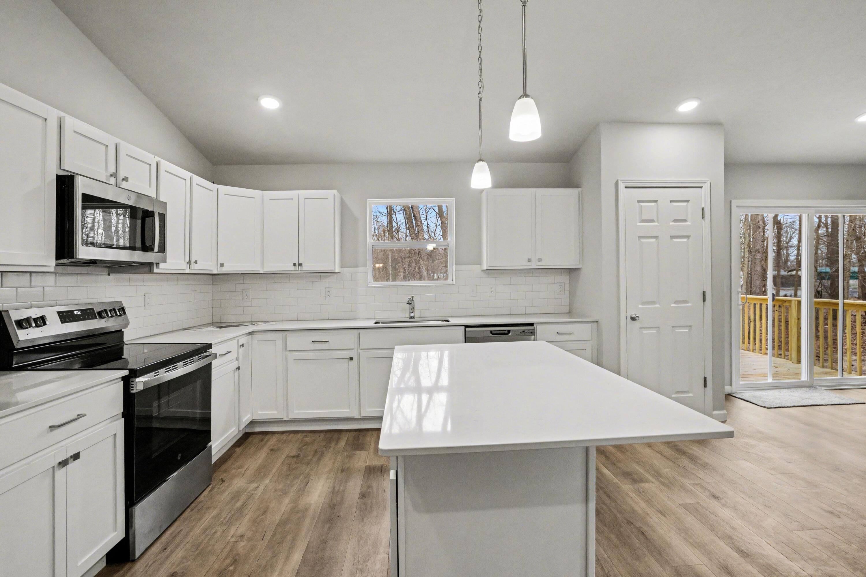 71375 Embassy Road Edwardsburg, MI 49112 - Photo 6 of 27 SGN015-i2190-Kitchen2