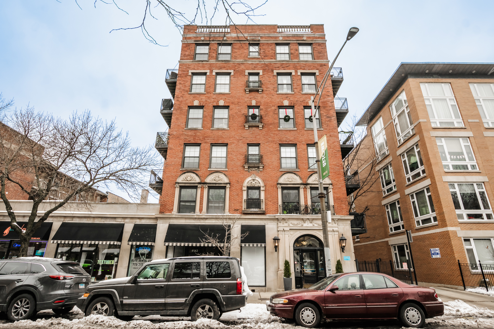 4144 North Sheridan Road, Unit 409 Chicago, IL 60613 - Photo 2 of 17 a front view of a building with lot of cars parked