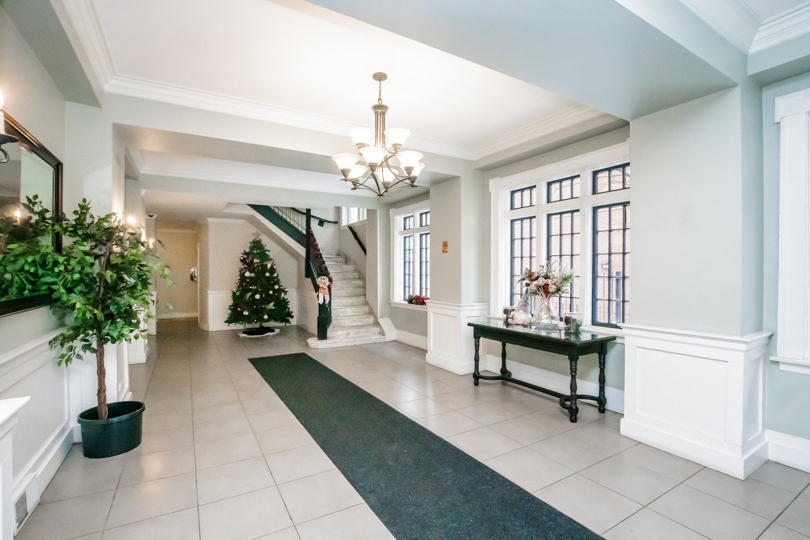 4144 North Sheridan Road, Unit 409 Chicago, IL 60613 - Photo 4 of 17 a lobby with furniture and potted plant