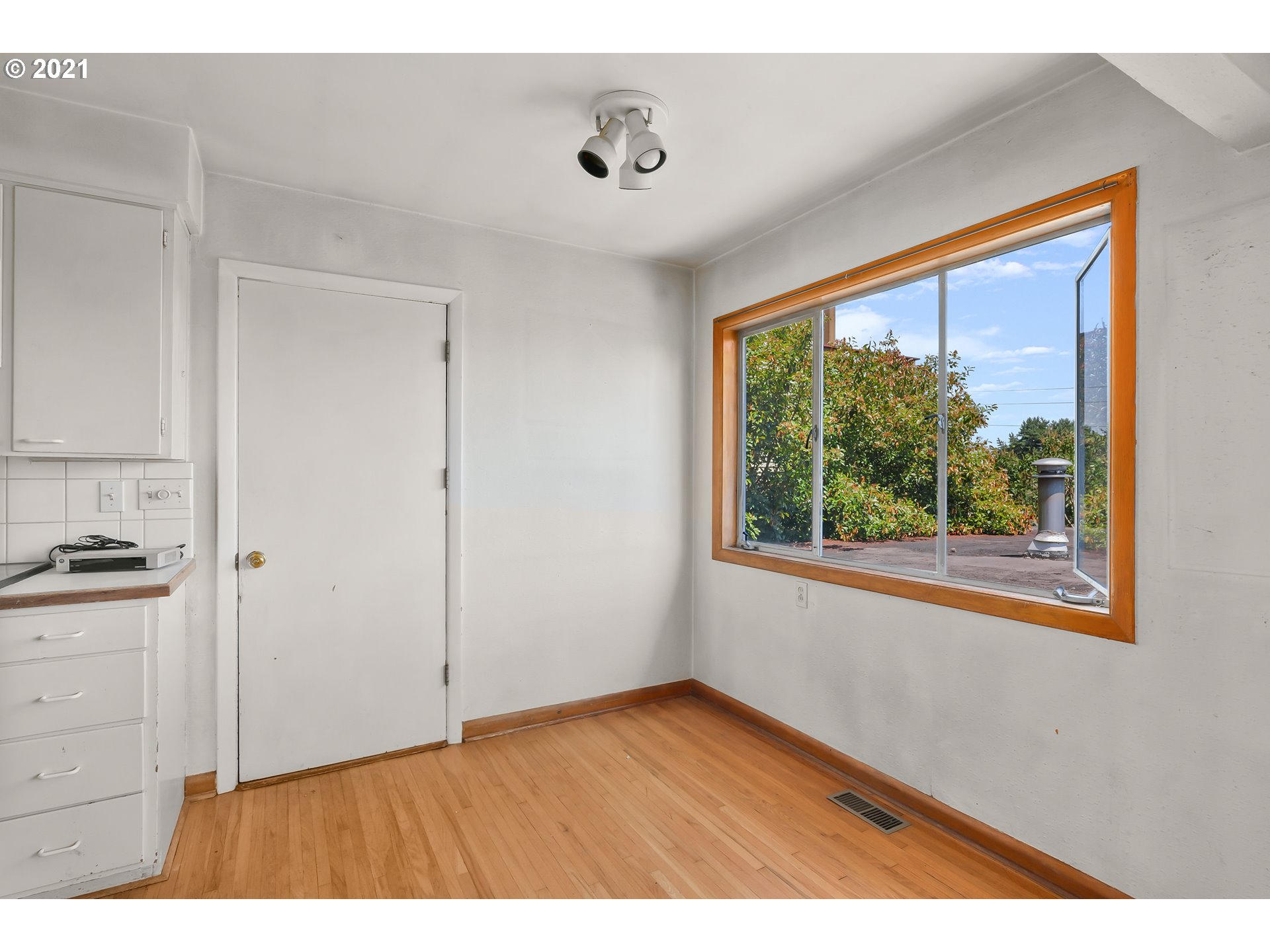 5044 Southwest View Point Terrace Portland, OR 97239 - Photo 11 of 26