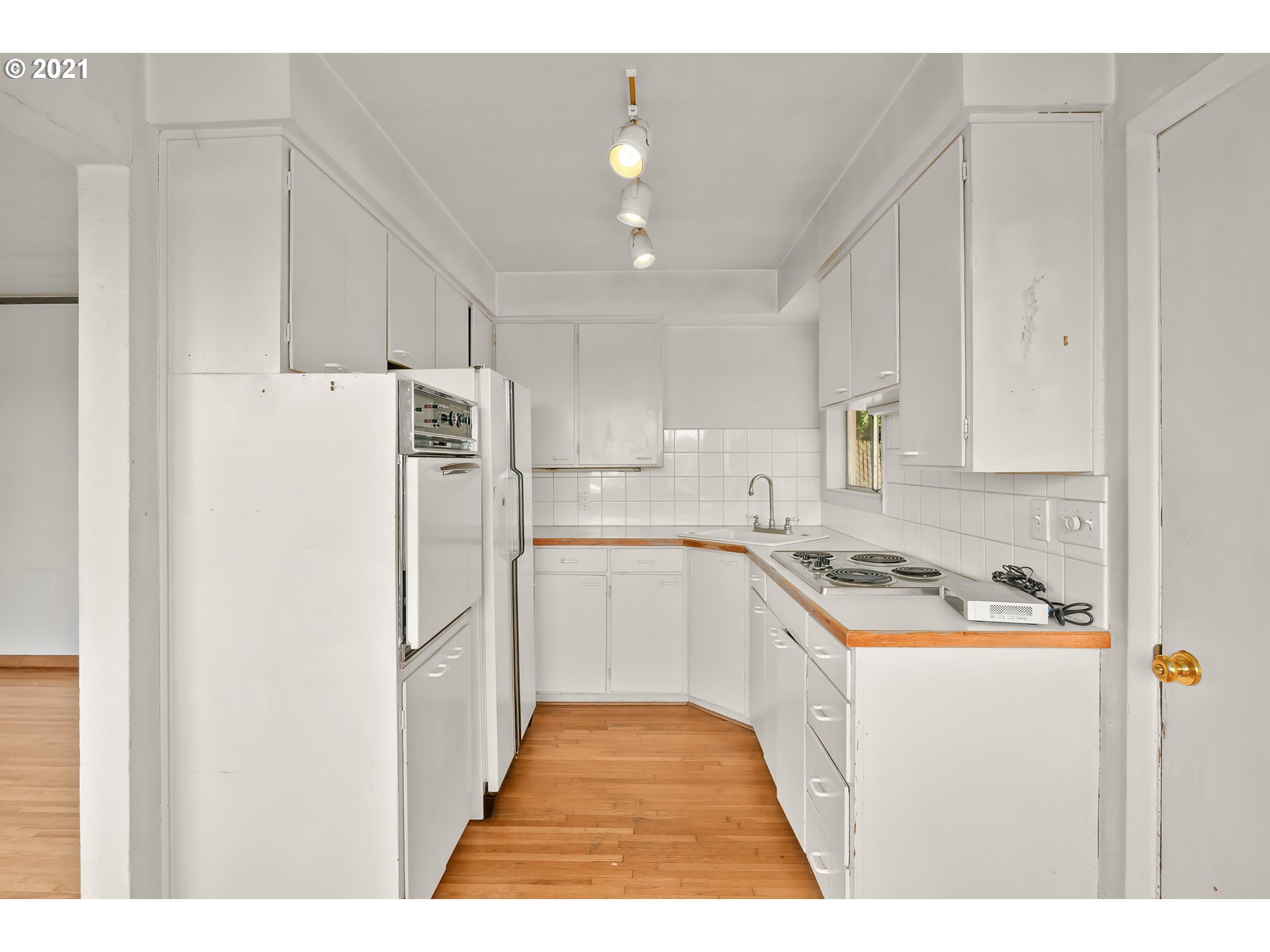 5044 Southwest View Point Terrace Portland, OR 97239 - Photo 12 of 26