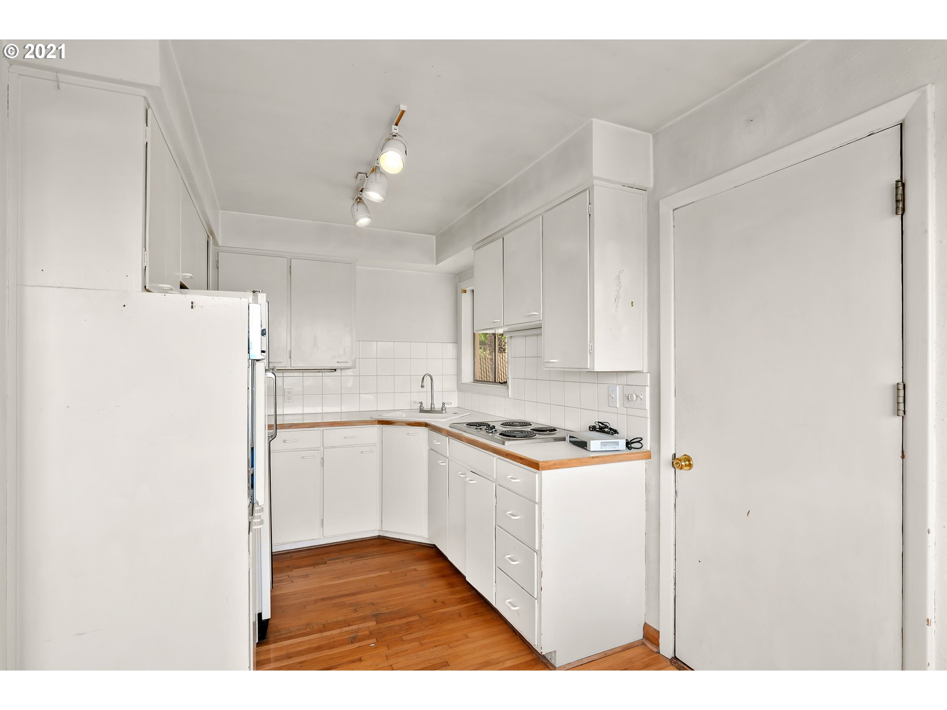 5044 Southwest View Point Terrace Portland, OR 97239 - Photo 13 of 26