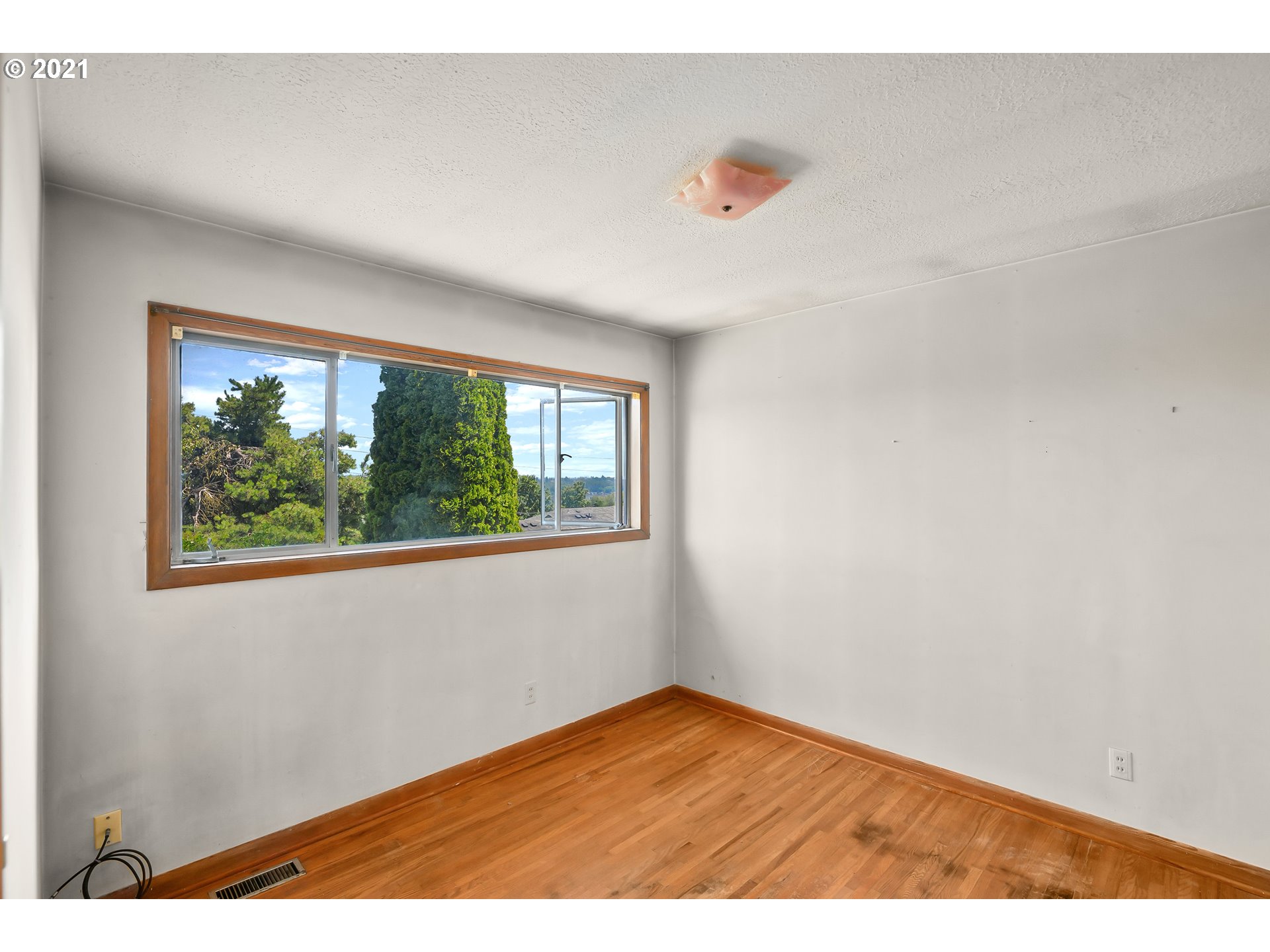 5044 Southwest View Point Terrace Portland, OR 97239 - Photo 9 of 26