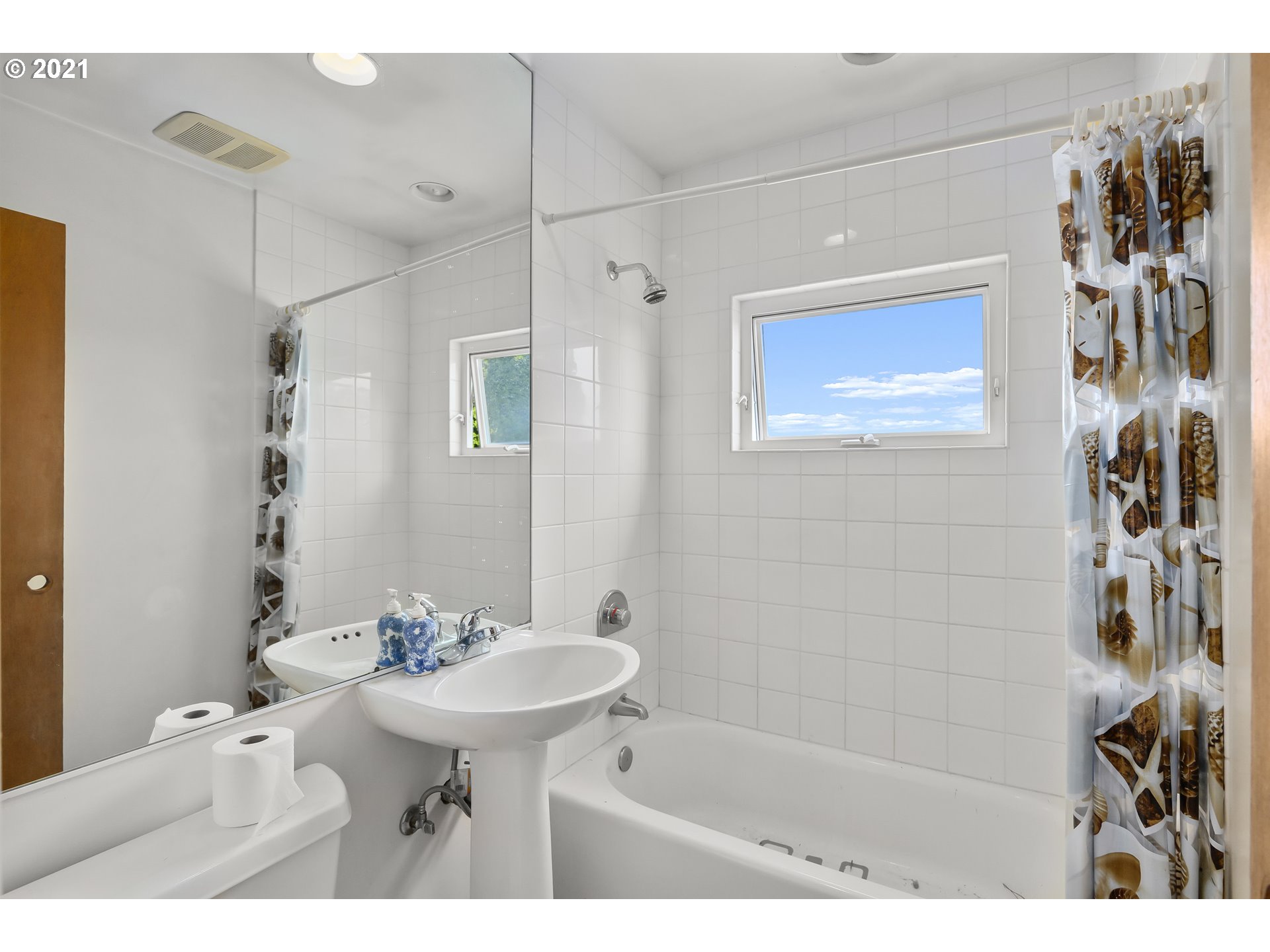 5044 Southwest View Point Terrace Portland, OR 97239 - Photo 10 of 26