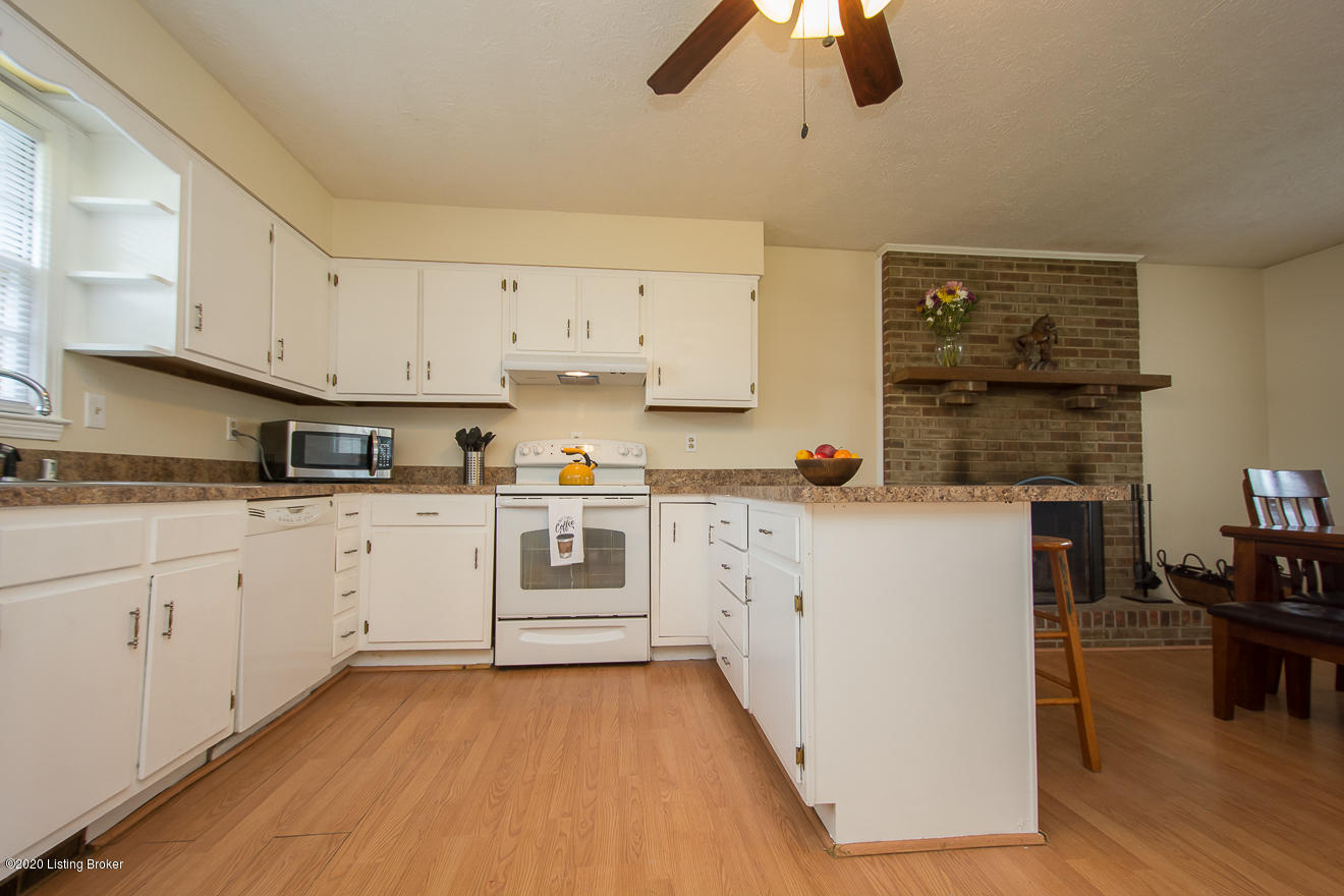 4527 Sandhill Road Louisville, KY 40219 - Photo 10 of 34 Kitchen