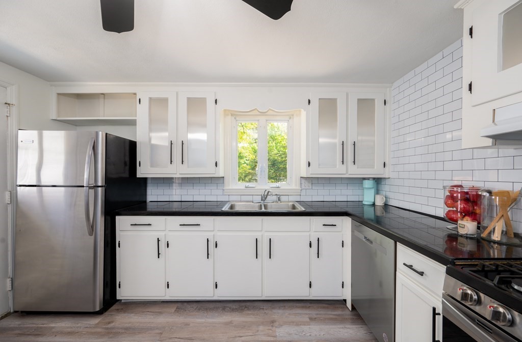 7 Schley Street Springfield, MA 01109 - Photo 3 of 27 Gallery Image 3