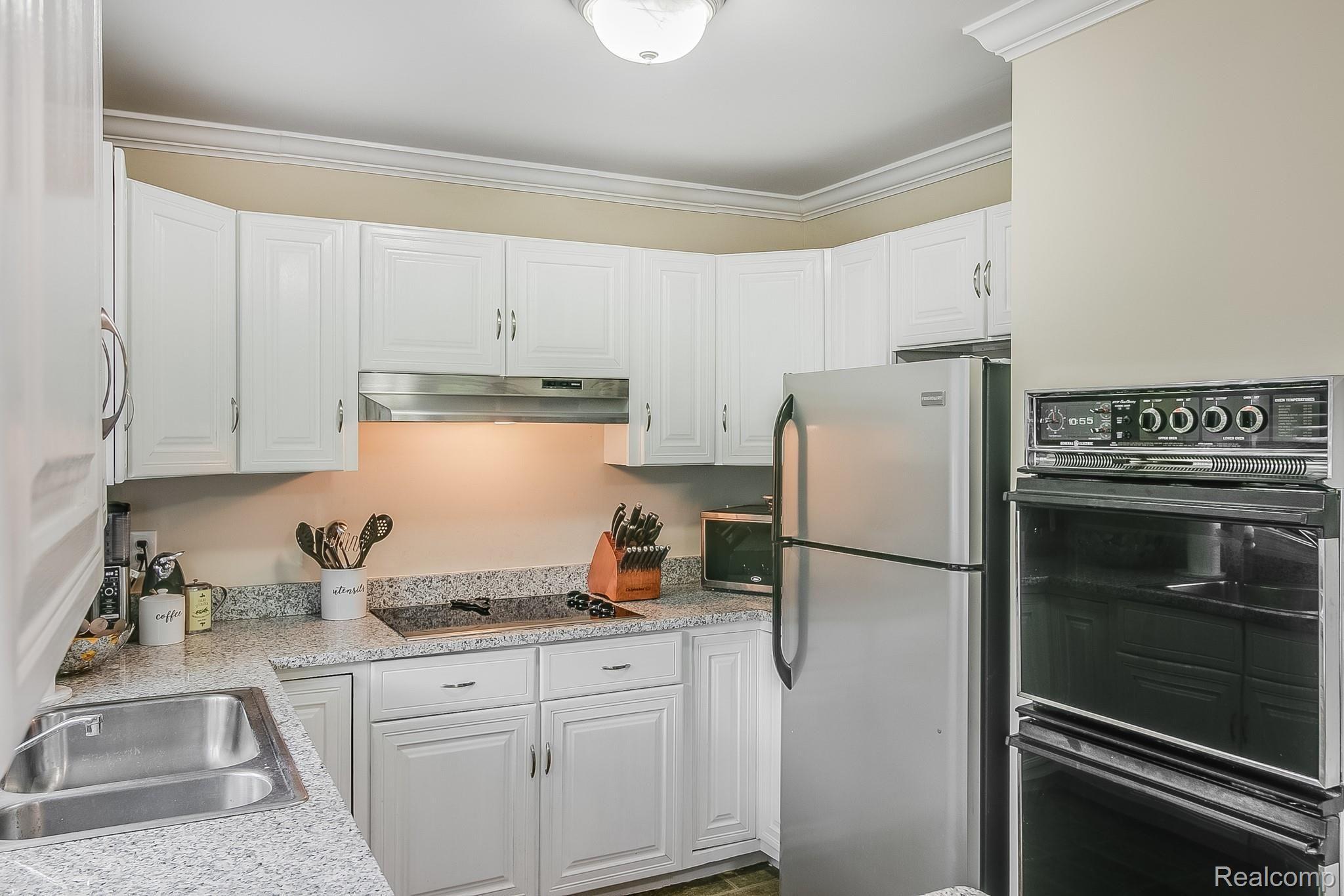 2035 Devonshire Road Bloomfield Hills, MI 48302 - Photo 16 of 36 12.jpg