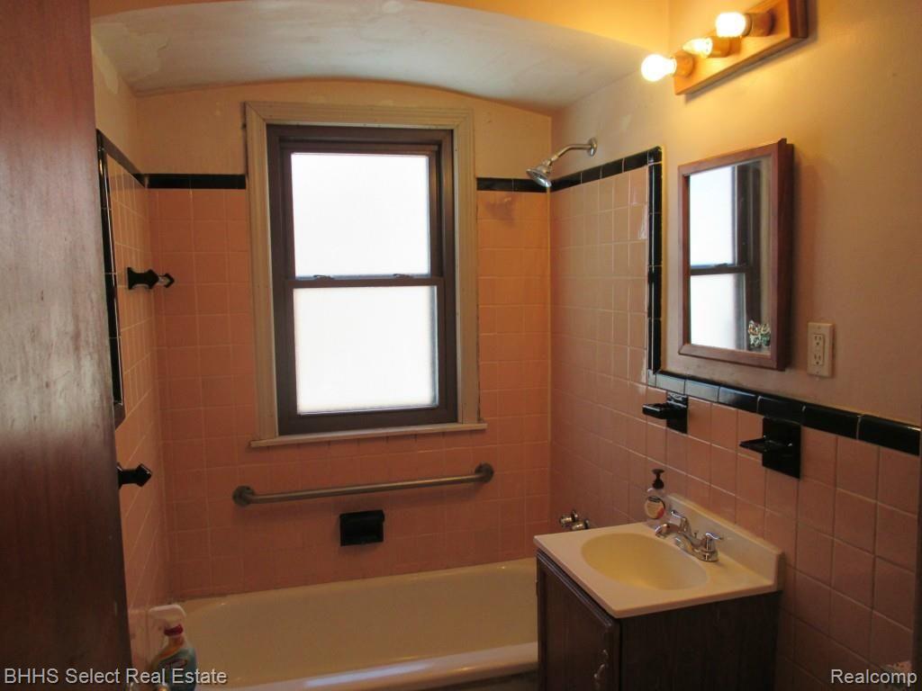24431 Ross Street Dearborn, MI 48124 - Photo 8 of 26 017.jpg