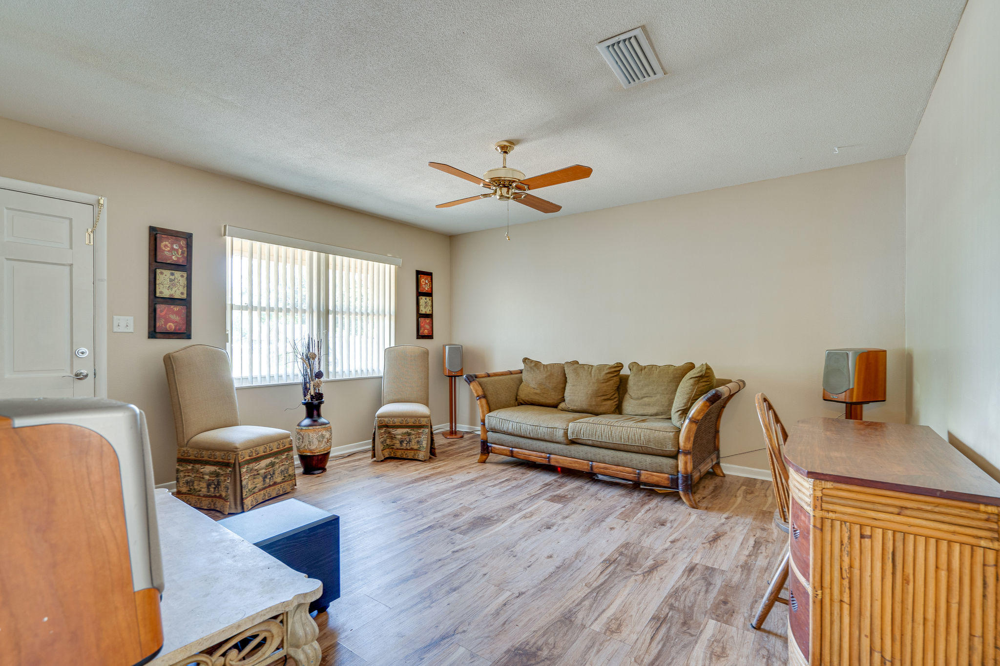 236 Deluna Road Southwest Fort Walton Beach, FL 32548 - Photo 4 of 26 a living room with furniture a ceiling fan and a window