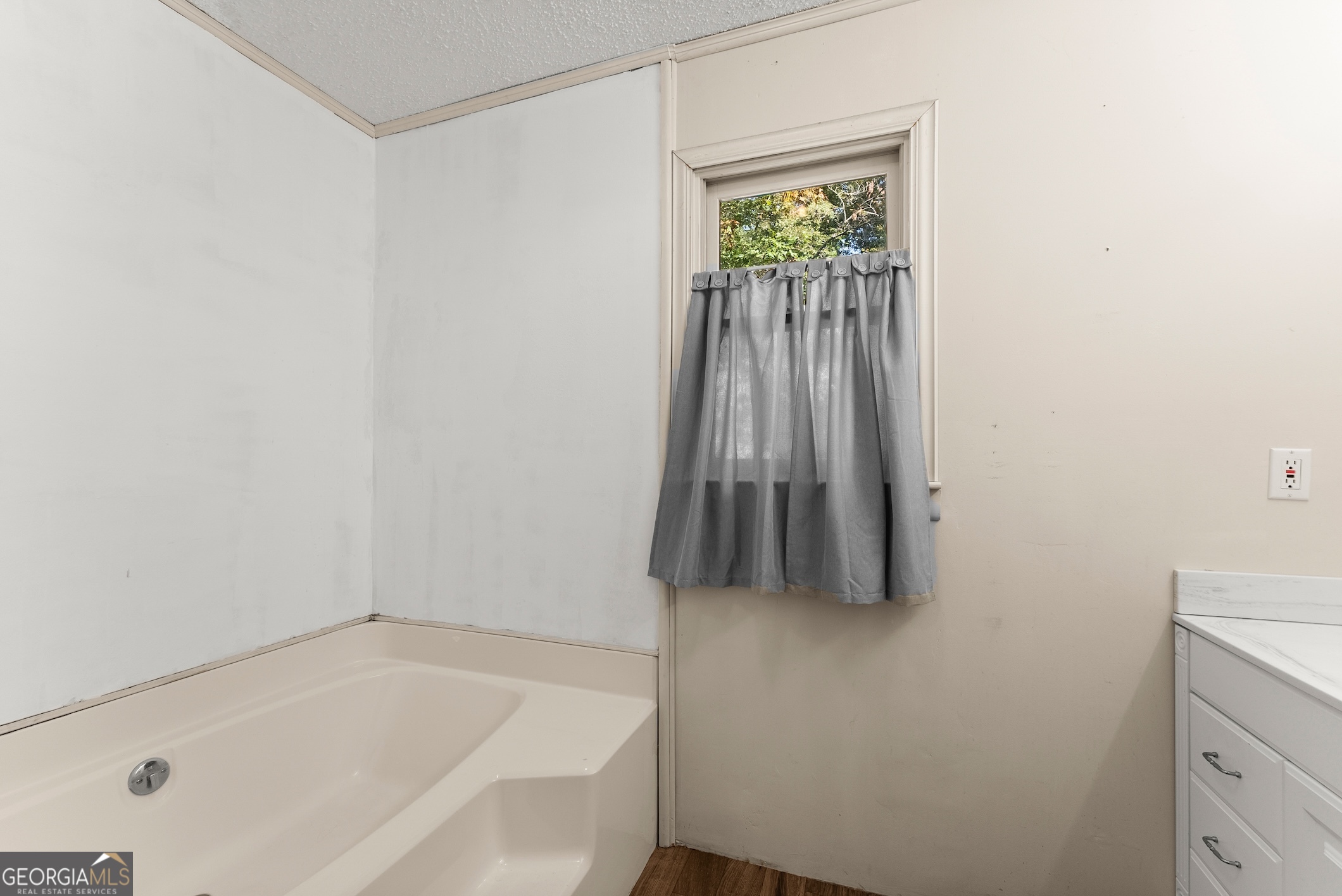 350 Old River Road Cornelia, GA 30531 - Photo 32 of 42 a bathroom with a bathtub