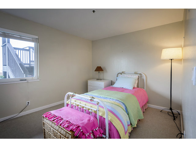 508 Monterey Road, Unit E Pacifica, CA 94044 - Photo 15 of 17 a bedroom with a bed and a lamp