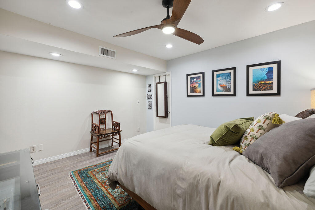11625 Texas Avenue, Unit 101 Los Angeles, CA 90025 - Photo 21 of 40 a bedroom with a bed painting on wall and a desk
