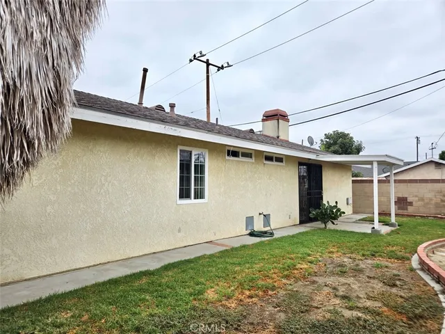 a view of a house with backyard and plants
