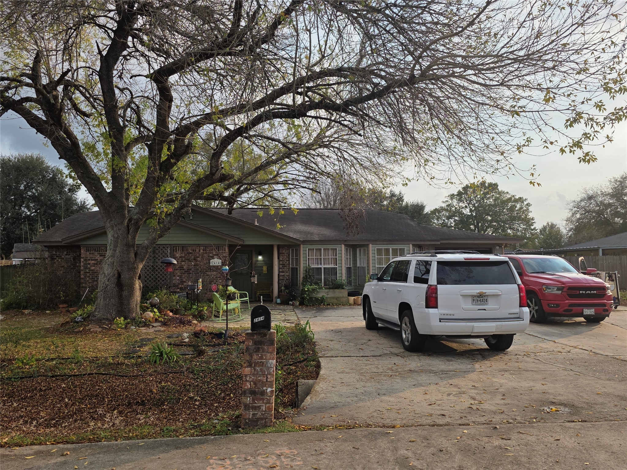 2414 Goldenrod Street Highlands, TX 77562 - Photo 2 of 18 a front view of a house with a garden