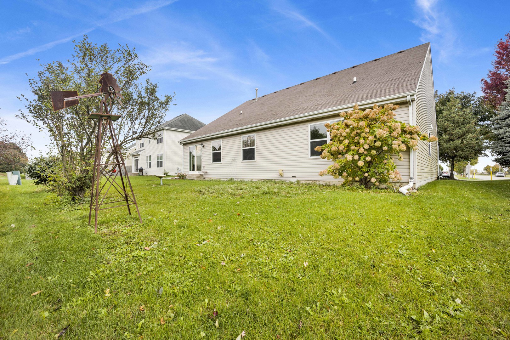 3904 Stockton Drive Joliet, IL 60421 - Photo 30 of 33 a backyard of a house with plants and large tree