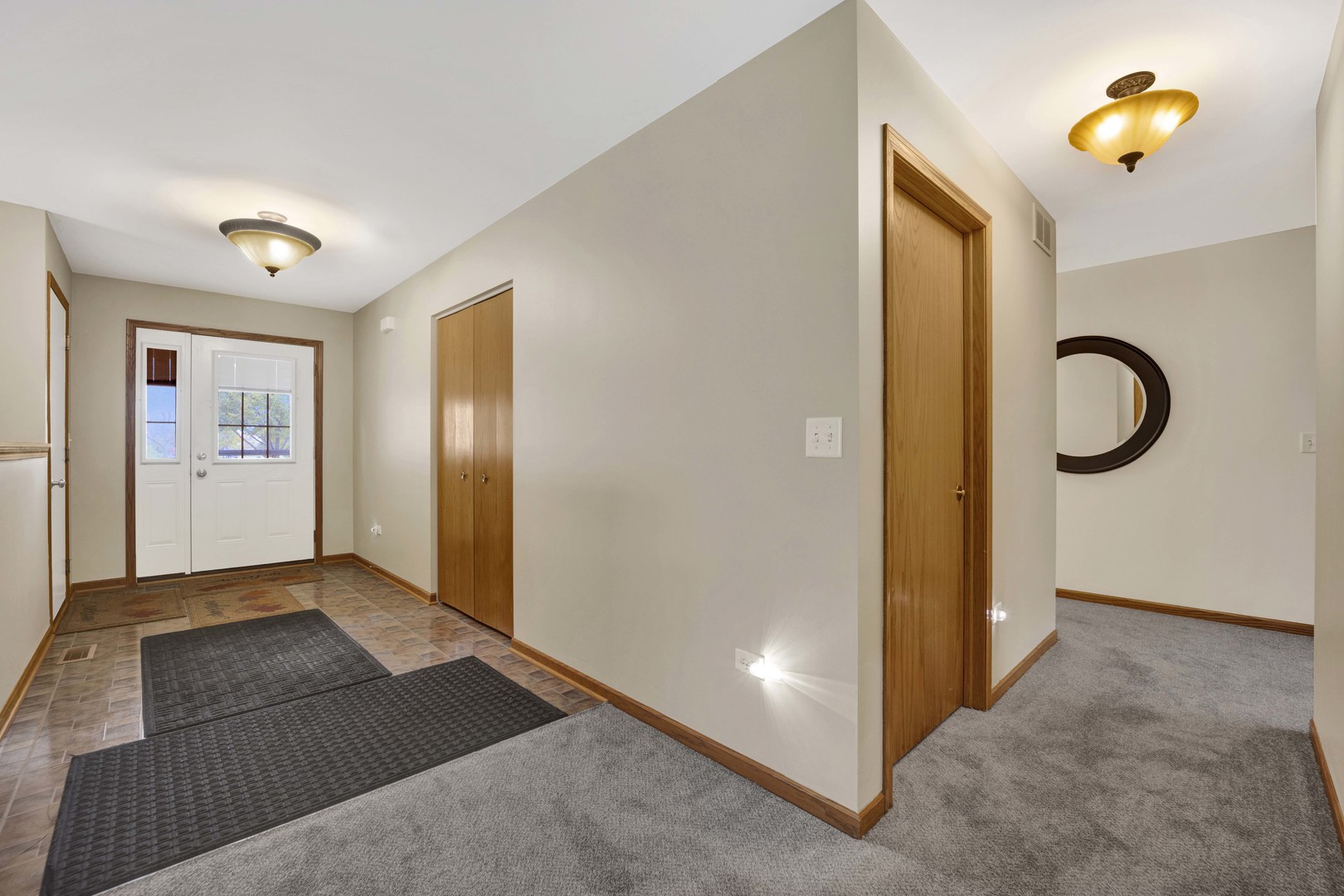 3904 Stockton Drive Joliet, IL 60421 - Photo 4 of 33 a view of a livingroom with wooden floor