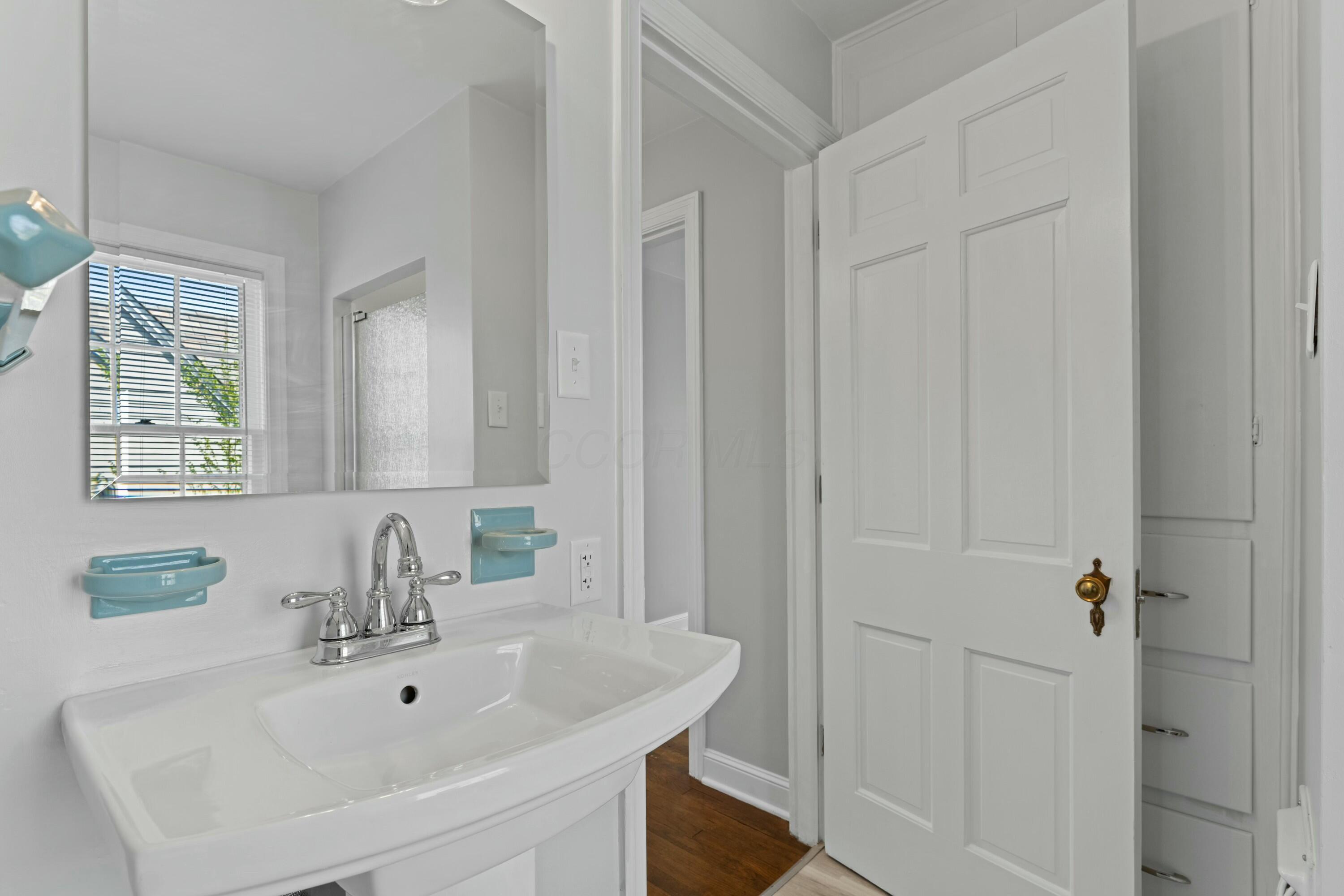 2597 York Road Upper Arlington, OH 43221 - Photo 44 of 71 Jack & Jill Bathroom