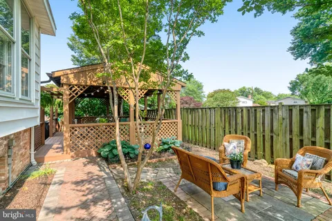 a sign that is sitting in front of a building