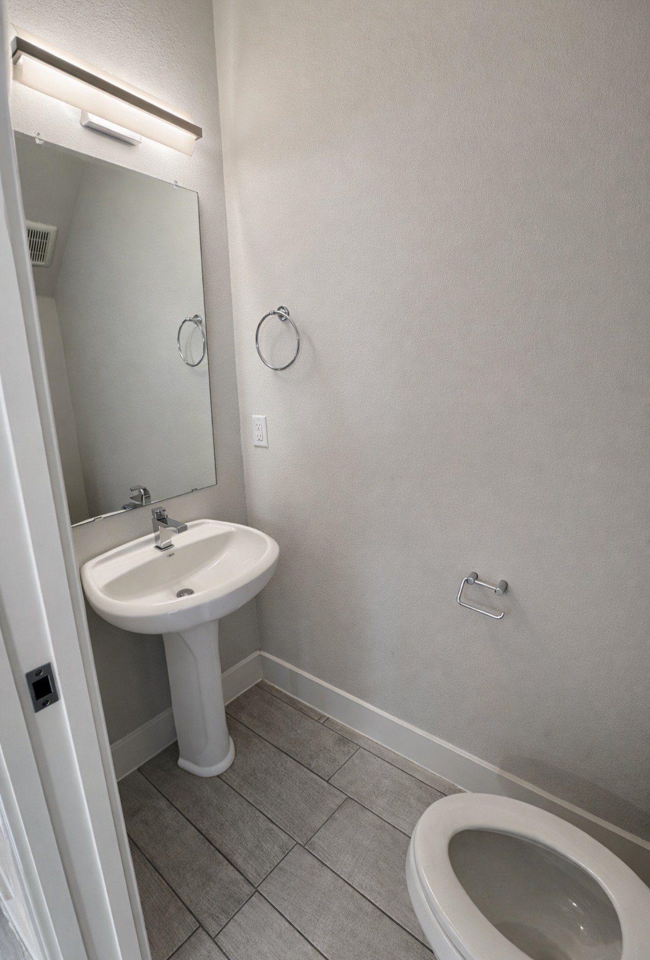 2307 Dan Street Houston, TX 77020 - Photo 8 of 23 Half bath in first floor